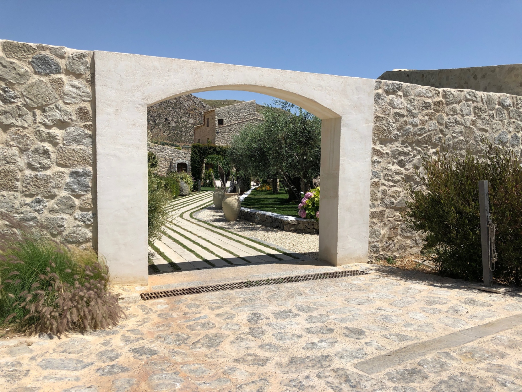 Arco in pietra della Masseria Agnello affacciato sul giardino, Realmonte