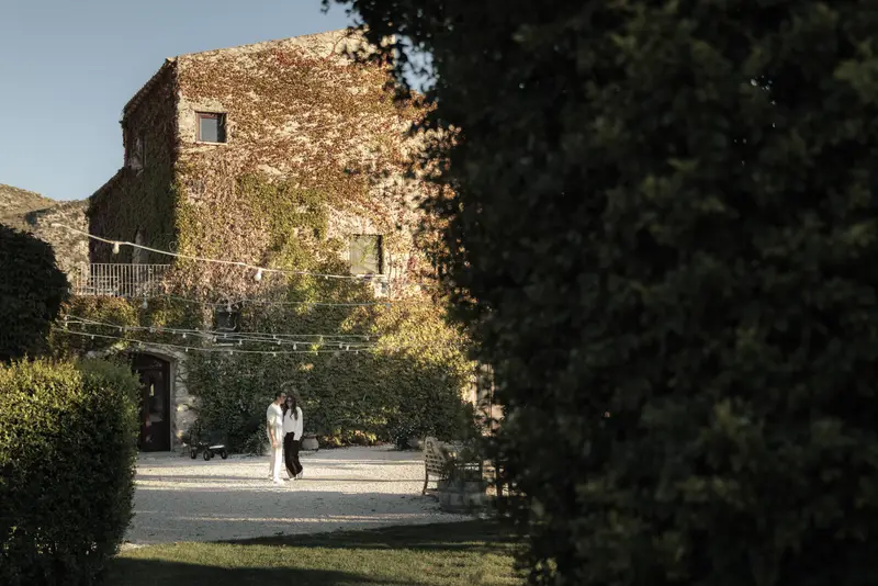 Un couple dans la cour de la masseria