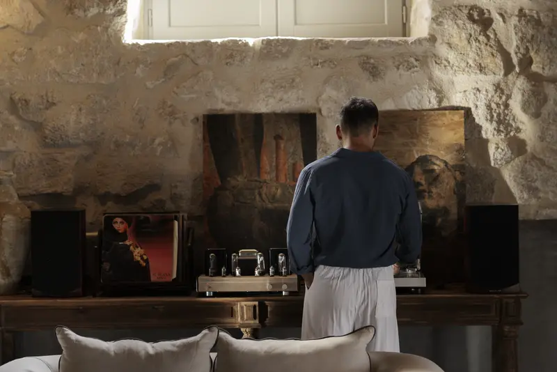 Salon en pierre avec tourne-disque et tableaux