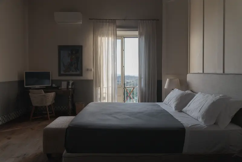 Chambre lumineuse avec vue sur la campagne