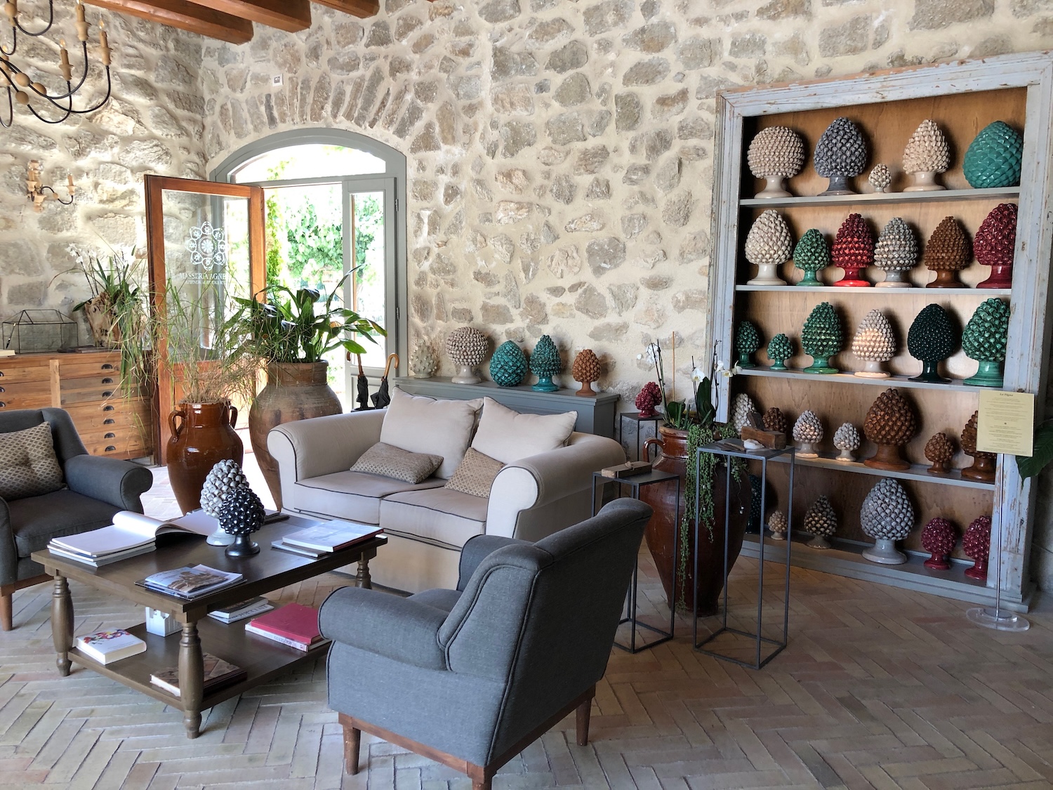 Salone con collezione di pigne ceramiche siciliane