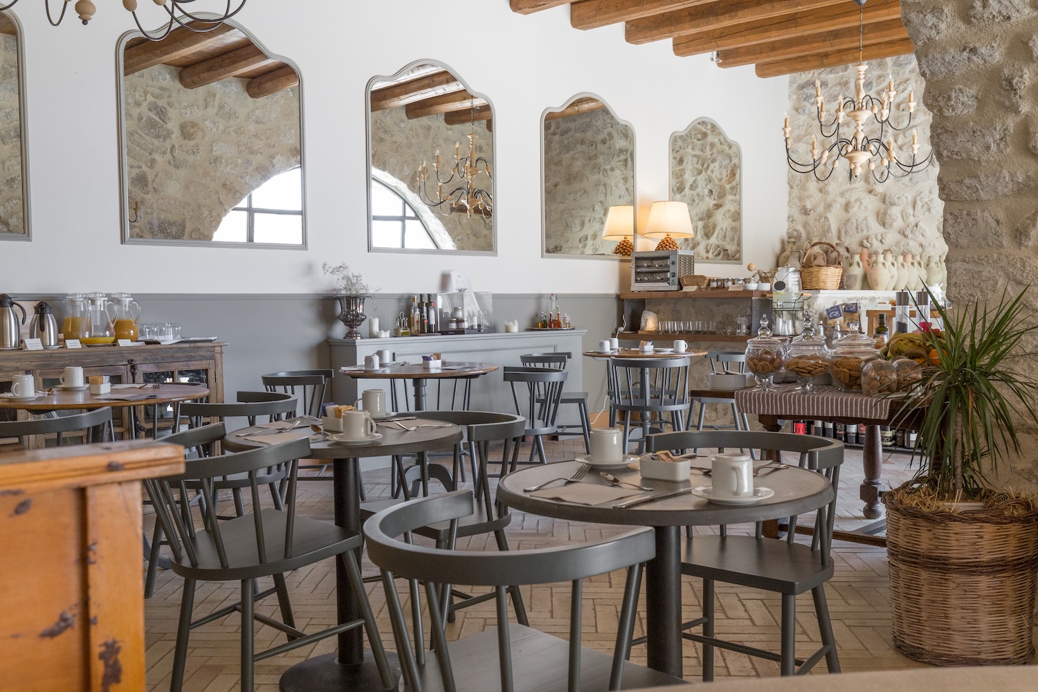 Sala colazione con specchi e pareti in pietra