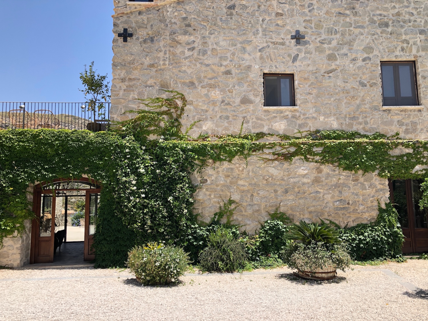 Welcome drinks setup at the Realmonte masseria