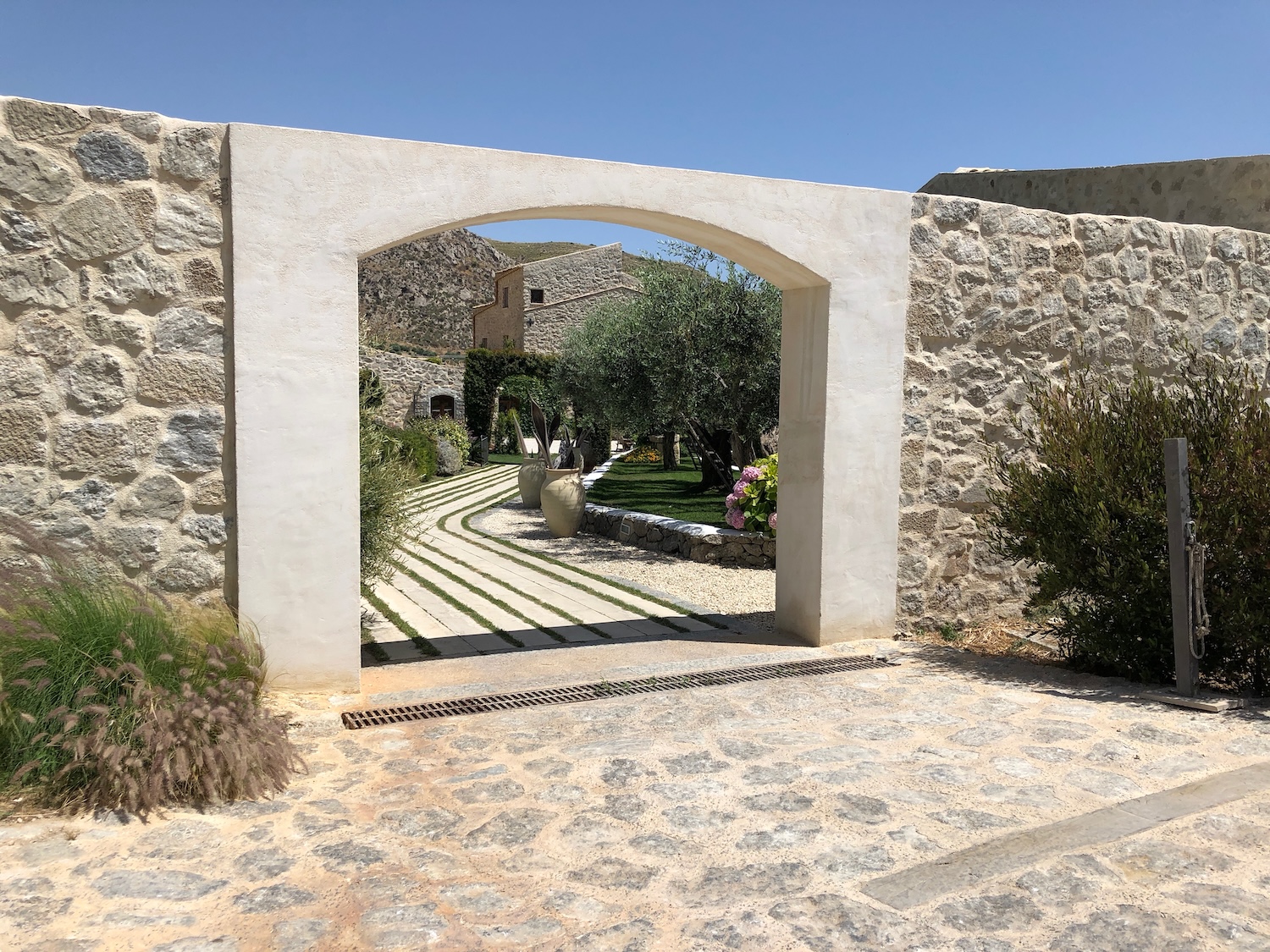 Arco in pietra sul giardino