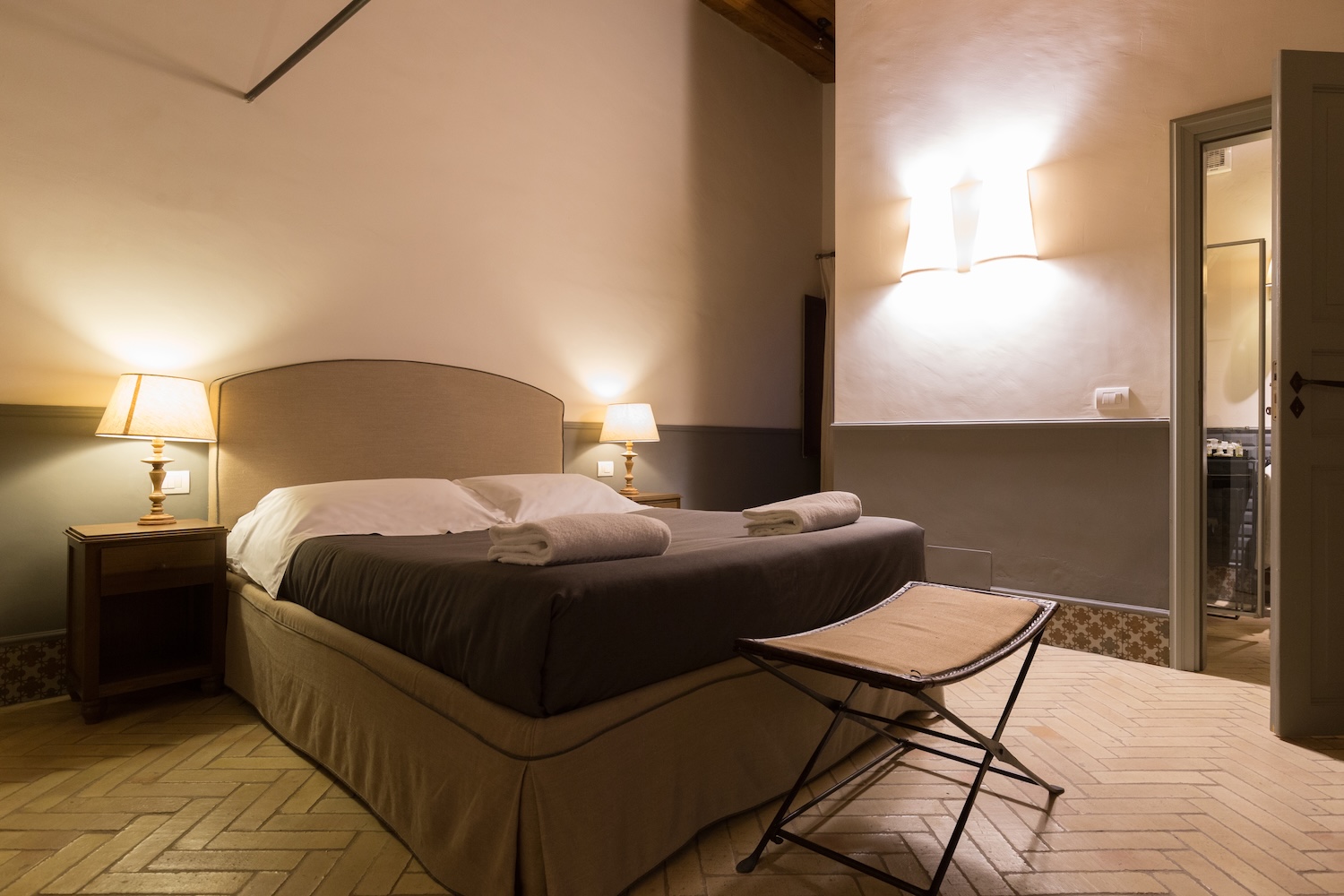 Suite de Masseria Agnello avec lit double, sol en terre cuite et lumière tamisée