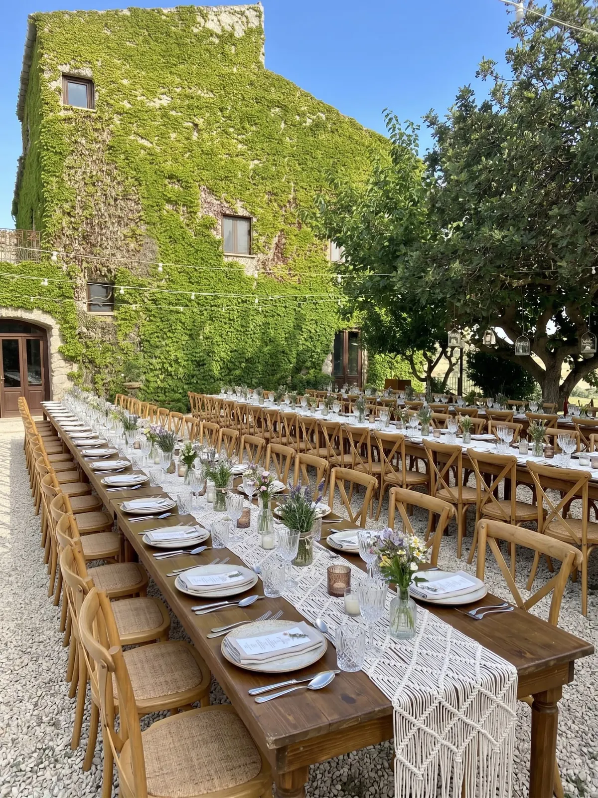 Long imperial table set beneath the ivy wall of the Realmonte wedding venue